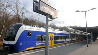 Der NordWestBahn-Zug der Regio-S-Bahn-Verbindung steht auf dem Bahnhof von Verden an der Aller. 