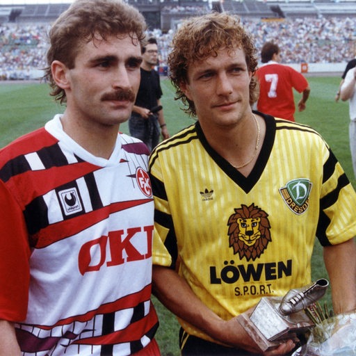 Der DDR-Spieler des Jahres 1991 Torsten Gütschow steht neben dem BRD-Spieler des Jahres Stefan Kuntz.