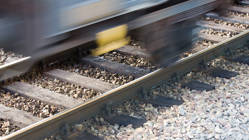 Ein Eisenbahnwagen befährt Eisenbahngleise. (Symbolbild)