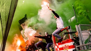  Fans des SV Werder Bremen zünden Pyrotechnik