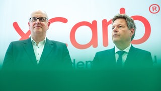 Robert Habeck steht während seines Besuchs bei ArcelorMittal Bremen neben Andreas Bovenschulte 