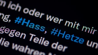 Auf schwarzem Grund stehen die Worte #Hass und #Hetze