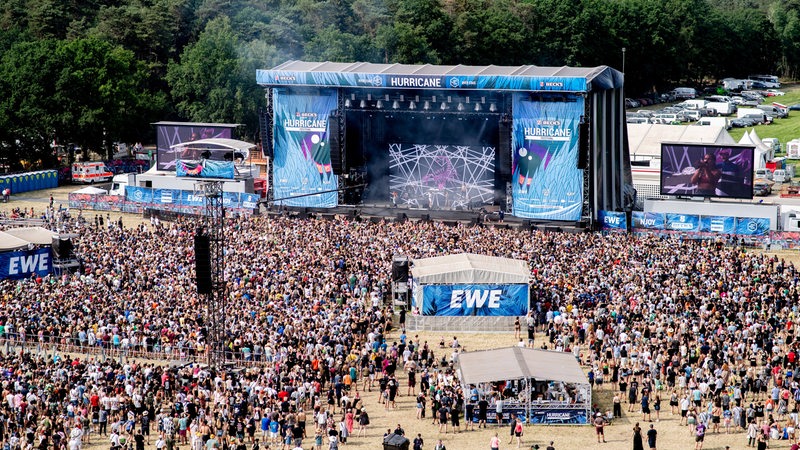 Zahlreiche Festivalbesucher verfolgen das Konzert der deutschen Rapperin „Juju“ auf dem Hurricane Festival. 