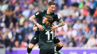 Werder-Verteidiger Marco Friedl springt Niclas Füllkrug in die Arme