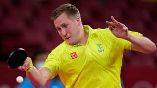 Werder-Tischtennisspieler Mattias Falck schlägt gegen einen Ball.