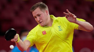 Werder-Tischtennisspieler Mattias Falck schlägt gegen einen Ball.