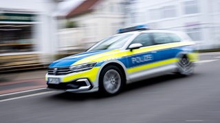 Ein Einsatzfahrzeug der Polizei fährt durch die Innenstadt von Oldenburg. (Symbolbild)