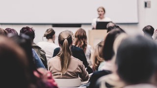 Eine Frau leitet ein Seminar