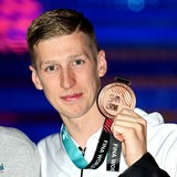 Florian Wellbrock posiert mit der Bronze-Medaille.