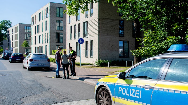 Ein Einsatzfahrzeug der Polizei steht im Oldenburger Stadtteil Donnerschwee neben einem Gully, in dem der vermisste Jungen Joe lebend gefunden wurde. 