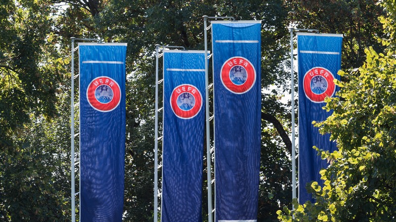 Zu sehen sind Flaggen mit dem Uefa-Logo.