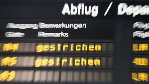 "Gestrichen" steht für einen Lufthansa-Flug auf der Abflug-Anzeige eines Flughafens.