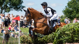 Sandra Auffarth springt mit ihrem Pferd Viamant du Matz
