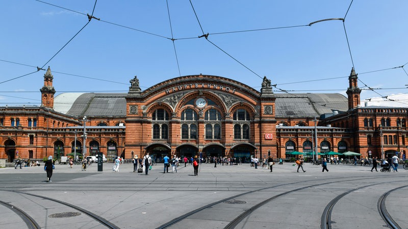 Der Bremer Hauptbahnhof und der Vorplatz.