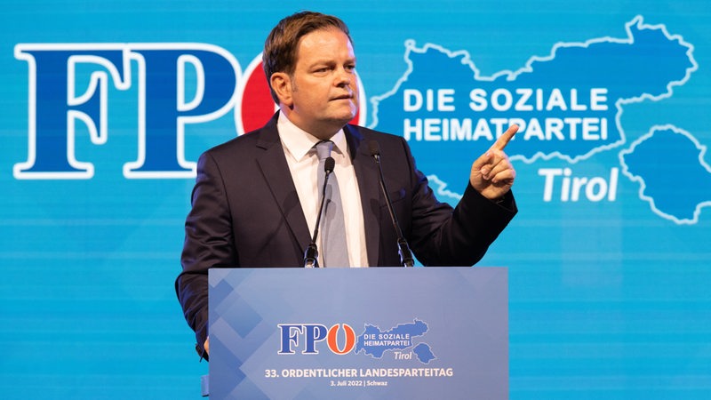 Der Tiroler FPÖ-Landesparteiobmann Markus Abwerzger spricht auf einem Parteitag.