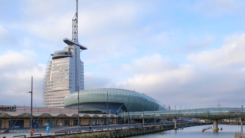 Das Klimahaus mit dem Atlantic-Sail-Hotel im Hintergrund.
