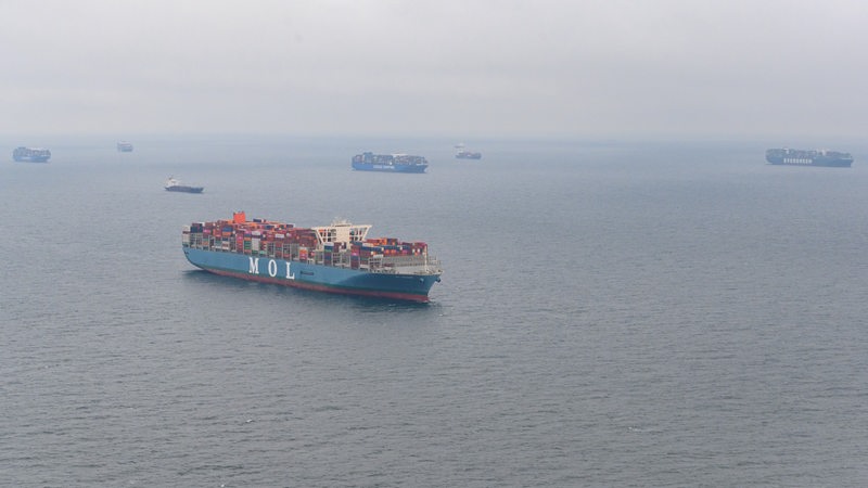 Mehrere Container- und Frachtschiffe liegen in der Deutschen Bucht vor Anker.