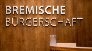  «Bremische Bürgerschaft» steht über dem Rednerpult im Plenarsaal. 