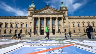 Aktivisten des BUND protestieren vor dem Bundesverwaltungsgericht in Leipzig gegen die Planungen für die A20. Das Gericht verhandelt über den Bau der Küstenautobahn zwischen Westerstede und Jaderberg. Ein Umweltverband und mehrere Landwirte haben Klage gegen die Planungen eingereicht. 