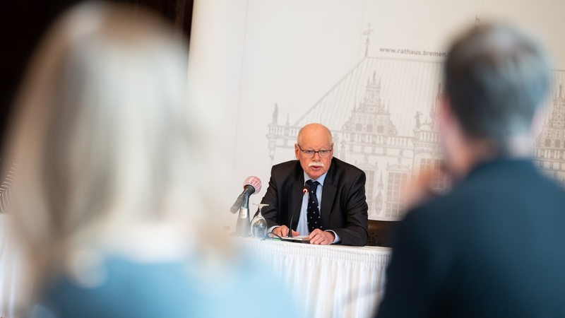 Ulrich Mäurer (SPD), Innensenator von Bremen, stellt während einer Pressekonferenz den Verfassungsschutzbericht 2019 für Bremen vor. 
