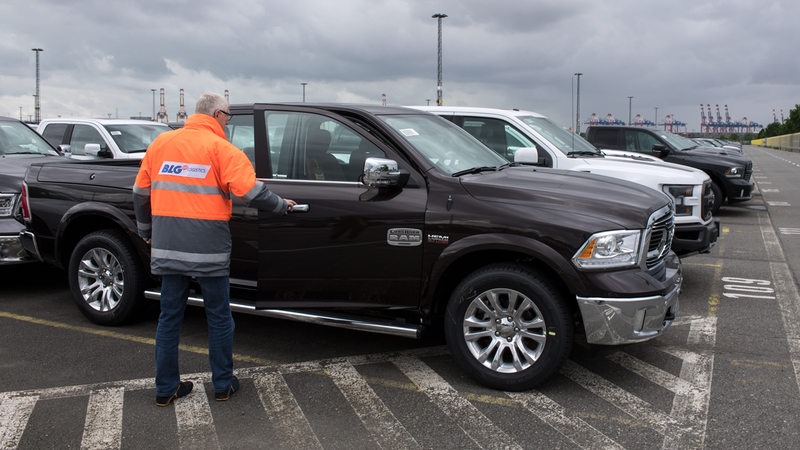 Neuwagen aus US-Produktion stehen am 12.06.2017 auf dem Autoterminal der BLG Logistics Group in Bremerhaven (Bremen). Überwiegend handelt es sich dabei um Pick- Up-Modelle der Marken Dodge und Ford. 
