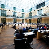 Politiker sitzen im Plenarsaal des Bundesrats.