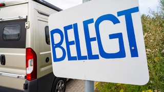 Auf einem Schuld steht "Belegt".