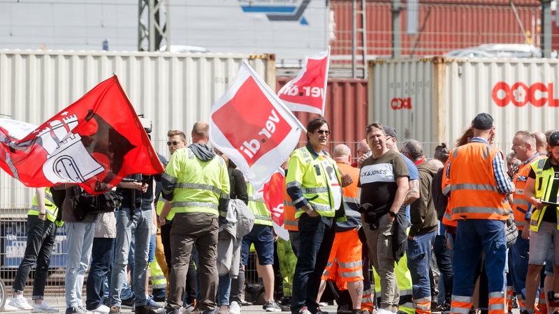 Hafenarbeiter streiken.