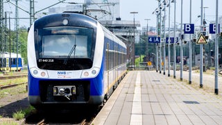 Eine Nordwestbahn steht am Bahnsteig