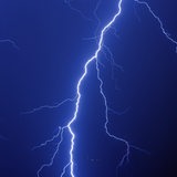 Ein Blitz zuckt über den Himmel.