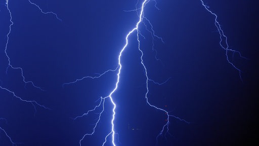 Ein Blitz zuckt über den Himmel.