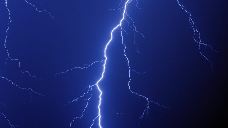 Ein Blitz zuckt über den Himmel.