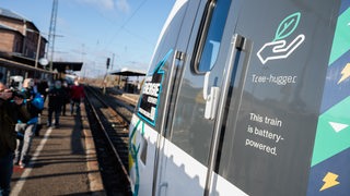 Ein Batteriezug des Herstellers Alstom steht im Bahnhof Gunzenhausen.