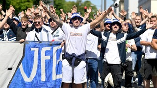 Oldenburger Fans bei einem Fanmarsch.