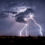 Viele Blitze gehen aus einer Gewitterwolke herunter.