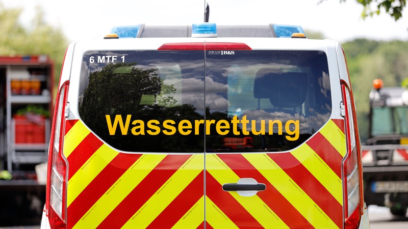 Ein Einsatzfahrzeug mit der Aufschrift "Wasserrettung"