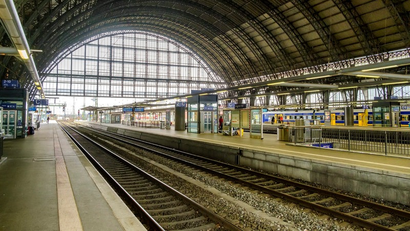 Ein leerer Bahnsteig am Bremer Hauptbahnhof
