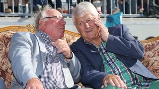 Die ehemaligen Fußball-Profis Uwe Seeler und Max Lorenz reden miteinander.