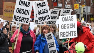 "Omas gegen Rechts" steht bei einer Demonstration gegen Rassismus und Rechtspopulismus auf Transparenten. 