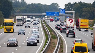 In ganz Norddeutschland haben sich auf den Autobahnen lange Staus gebildet.