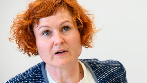 Maya Schwiegershausen-Güth, Verhandlungsführerin ver.di, spricht auf einer Pressekonferenz.