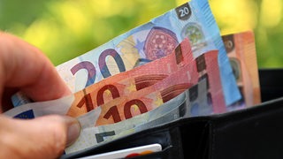 Euro-Scheine in einer Gedlbörse.