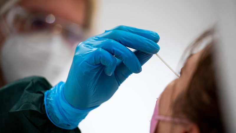 Eine Frau wird in einem Testzentrum auf das Coronavirus getestet.