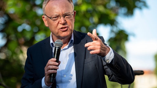 Stephan Weil (SPD), Ministerpräsident von Niedersachsen, steht auf dem Sommertreff in der niedersächsischen Landesvertretung und hält eine Rede. 