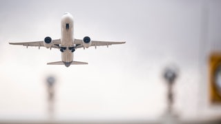 Ein Flugzeug startet an einem Flughafen.