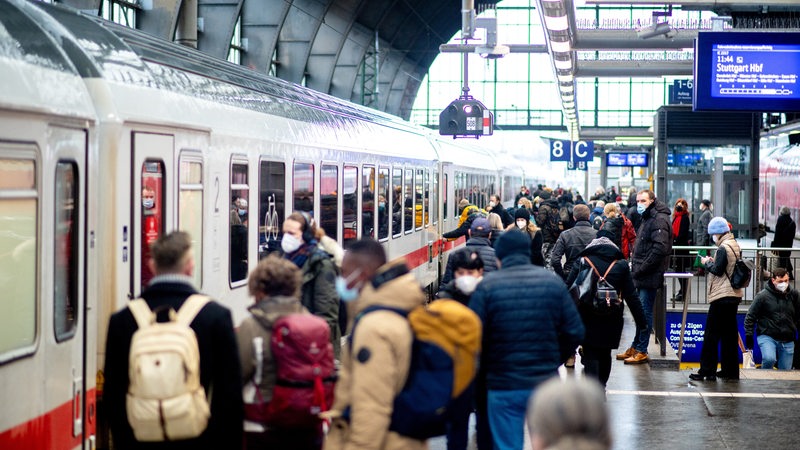 Zahlreiche Reisende steigen am Hauptbahnhof Bremen in einen IC der Deutschen Bahn ein.