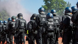 Polizisten bei einem Einsatz während eines Fußballspiels