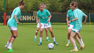 Werder-Fußballerinnen aus der Bundesliga-Mannschaft beim Aufwärmspielchen auf dem Trainingsplatz.