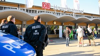 Polizisten stehen vor dem Wolfsburger Hauptbahnhof.