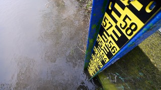 Ein Pegel an der Weser zeigt den Wasserstand an.